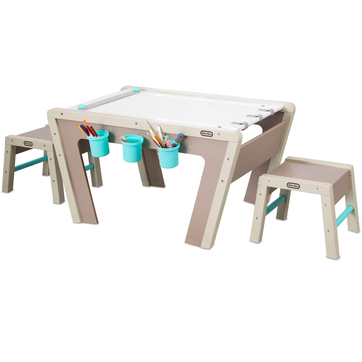 658853-easel-and-table